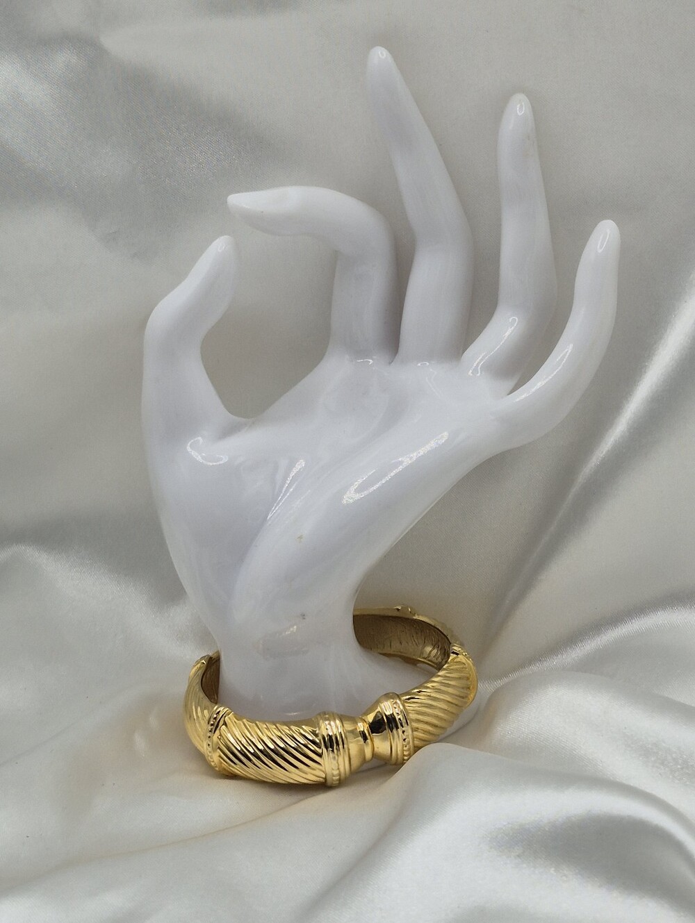 Gold Tone Ribbed Hinged Bangle 2.5" Across.  Bracelet, Cuff, Bangle, Hinged